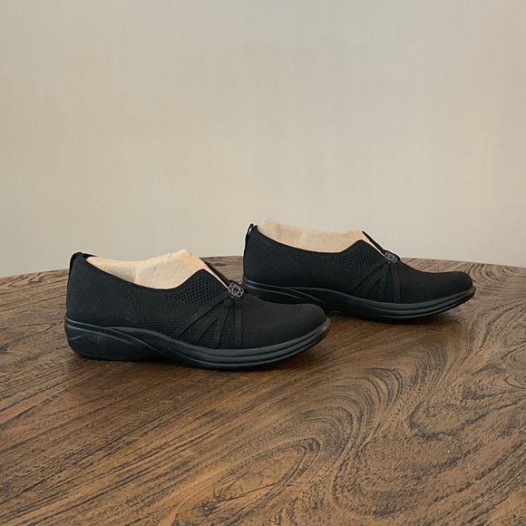 Bzees Black Women's Flats with Cream Lining - Picture 1 of 1
